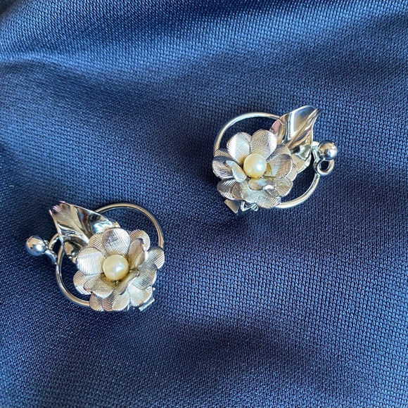Vintage Karu Arke INC Clip-on Flower and Leaf Silver tone with Pearl accent 1” - Picture 1 of 3